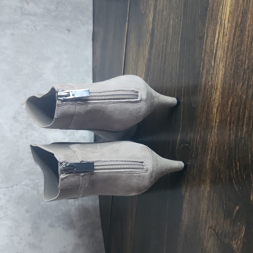 Bandolino Bari Taupe Suede Pointed Toe Kitten Ankle Booties new 8M - Picture 4 of 8